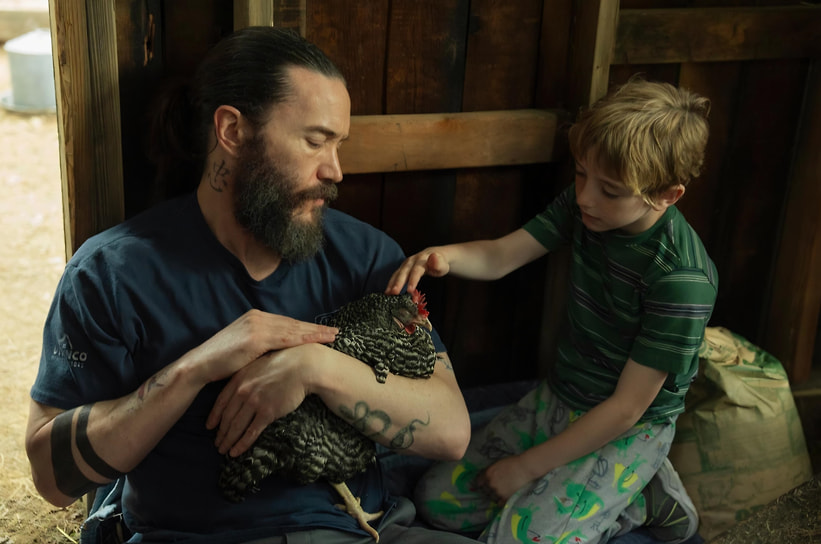 Кадр из сериала «Задание», режиссеры Джеремайя Зейгар и Салли Ричардсон-Уитфилд, 2025