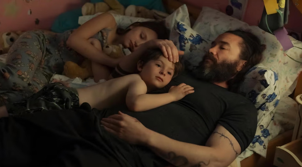 Кадр из сериала «Задание», режиссеры Джеремайя Зейгар и Салли Ричардсон-Уитфилд, 2025