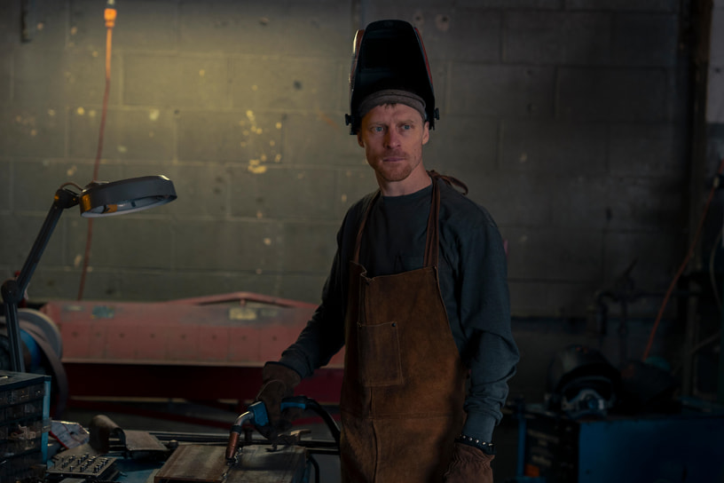 Кадр из сериала «Задание», режиссеры Джеремайя Зейгар и Салли Ричардсон-Уитфилд, 2025