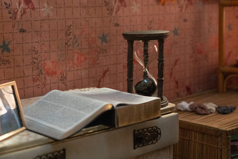 Кадр из фильма «Песочный человек», режиссер Колин Тилли, 2025