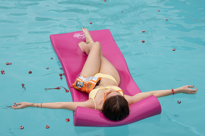 Кадр из фильма «Песочный человек», режиссер Колин Тилли, 2025