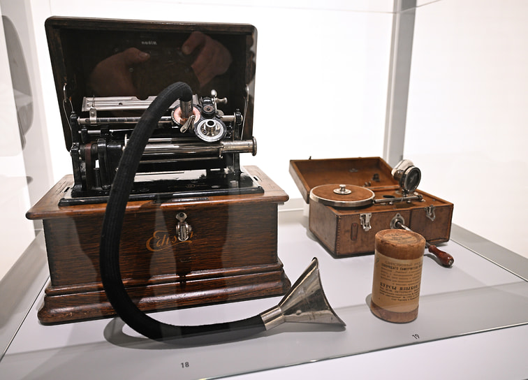 « — А где же ваша машина знаменитая? Где она? “Лучинушку” играла... Оперы...— Вот там; да ее не заводим: многие гости обижаются на машину — старье, говорят! У нас теперь румынский оркестр...— И, сказав это, метрдотель повернулся, заторопился к другому столу» («Москва и москвичи»)