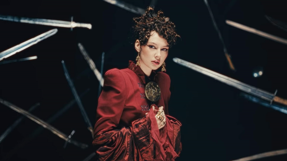 Кадр из клипа Ay Yola «Ugez», 2025