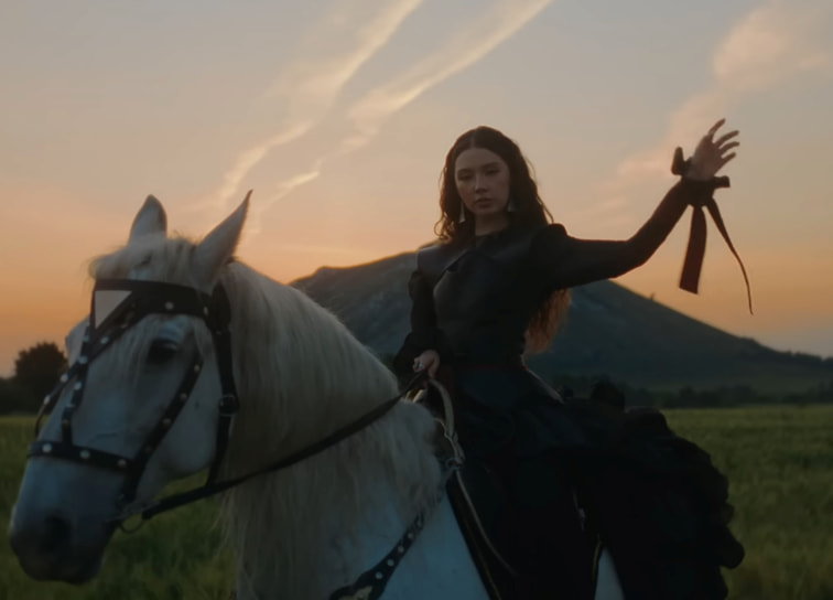 Кадр из клипа Ay Yola «Ural Vasyaty», 2025