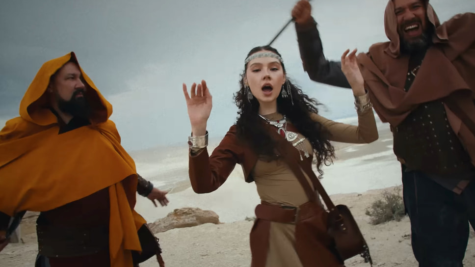 Кадр из клипа Ay Yola «Yola», 2025