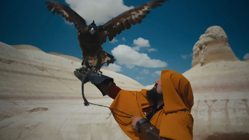 Кадр из клипа Ay Yola «Yola», 2025