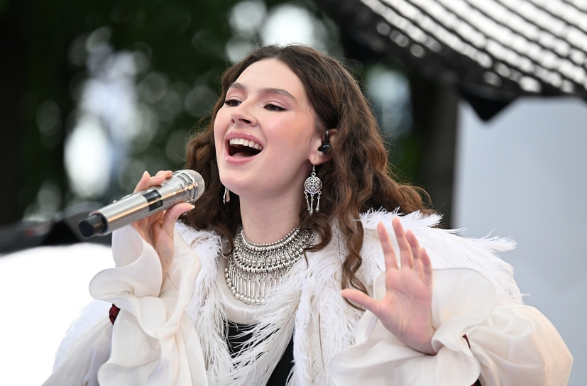 Солистка группы Ay Yola Адель Шайхитдинова на VK Fest 2025 в Москве