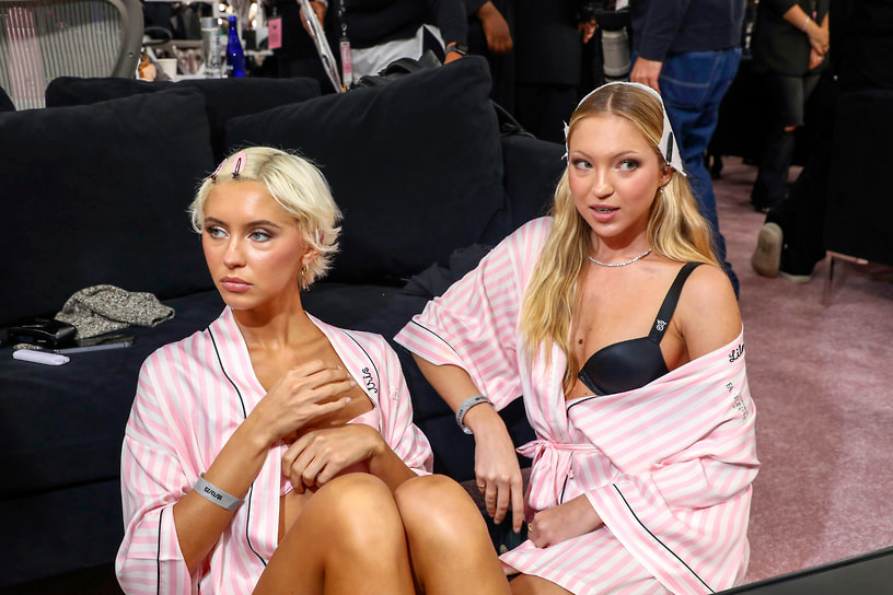 Модели Айрис Лоу (слева) и Лила Мосс за кулисами