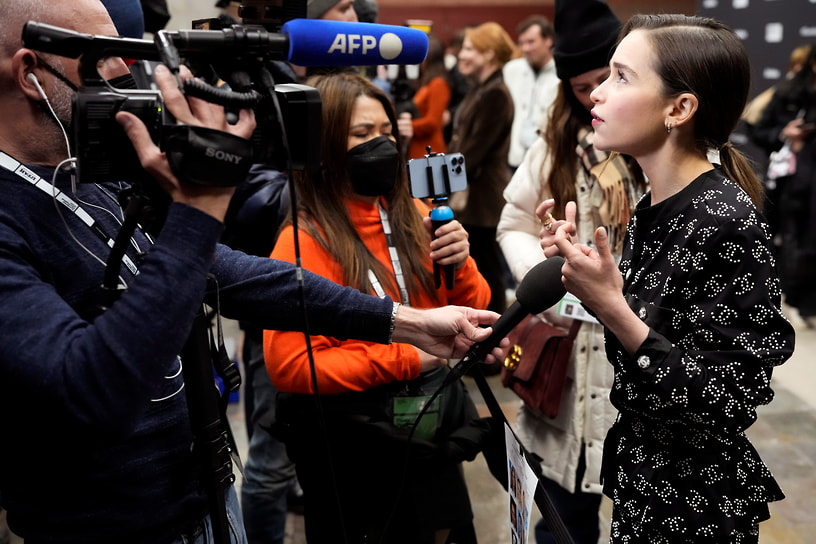 На премьере научно-фантастической мелодрамы «Капсульное поколение» (2023), в которой ИИ проник во все сферы жизни человечества