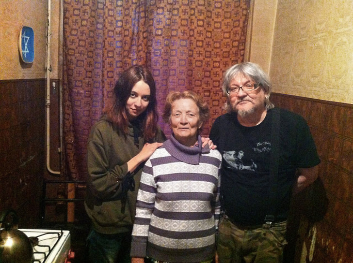 С дочерью Серафимой и тетей Татьяной Лаврентьевной дома в Санкт-Петербурге, 2017