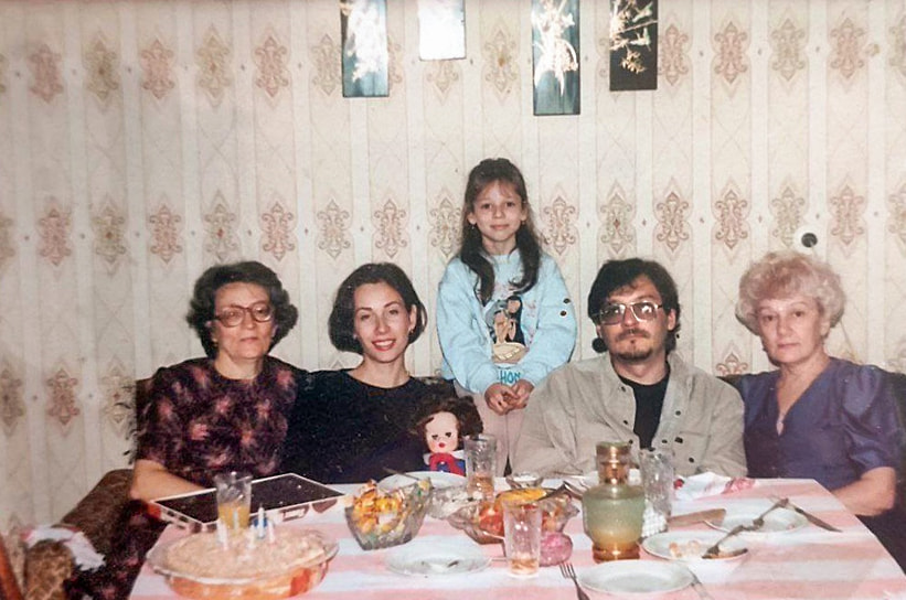 В Омске с тетей Татьяной Лаврентьевной, супругой Ириной Рябиновой, дочерью Серафимой и мамой Галиной Лаврентьевной, 2000-е
