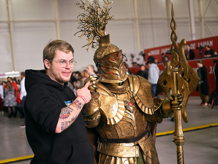 Посетитель выставки фотографируется на память