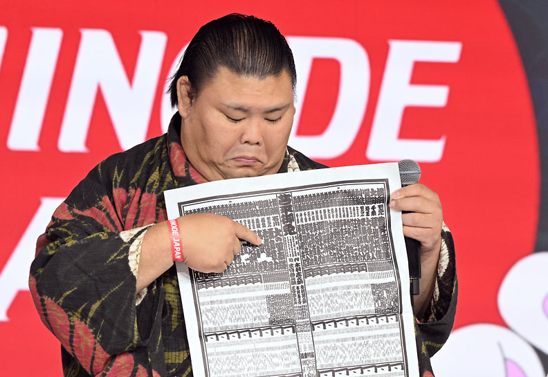 Сумоист Дайкихо Масахиро во время встречи со зрителями на выставке