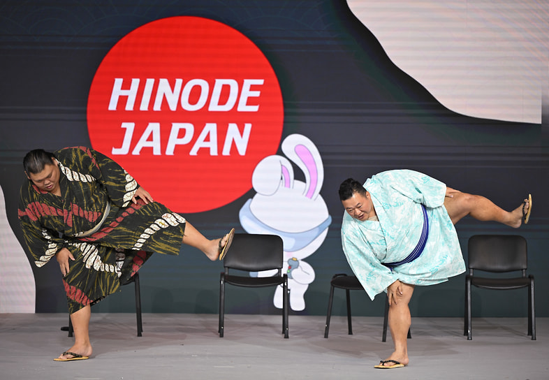 Сумоисты Тоёносима Дайки (справа) и Дайкихо Масахиро провели мастер-класс для детей