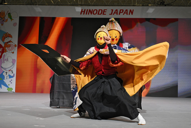 Выступление перфоманс-артиста Эниси 