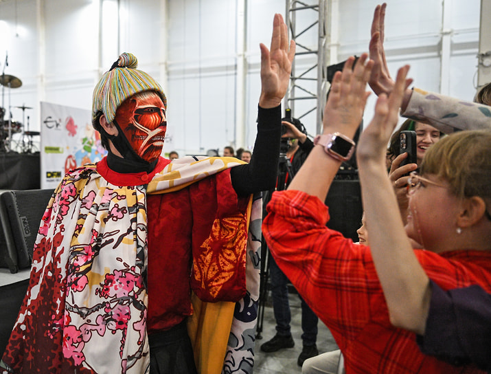 Перфоманс-артист Эниси пообщался с посетителями выставки