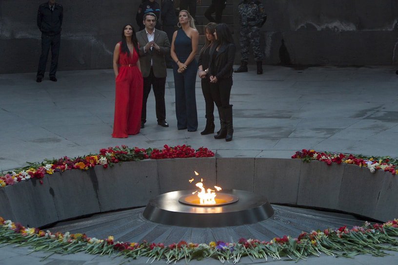 «Турции пора признать факт геноцида армян. В конце концов, современные турки не имеют к нему никакого отношения»
&lt;br>В 2015 году Ким Кардашьян (слева) с сестрой Хлоей (в центре) посетили Армению на 100-летнюю годовщину геноцида армян. Премьер-министр страны Овик Абраамян подчеркнул важность того, что семья Кардашьян не забывает своих корней