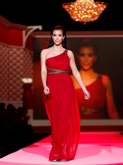 В 2007 году компания Vivid Entertainment распространила интимное видео Ким Кардашьян с ее бывшим парнем Рэй Джеем. Продажи фильма принесли около $1,5 млн за первые шесть недель. Потерпевшая сразу же подала иск против студии, однако спустя три месяца отказалась от претензий взамен на $5 млн