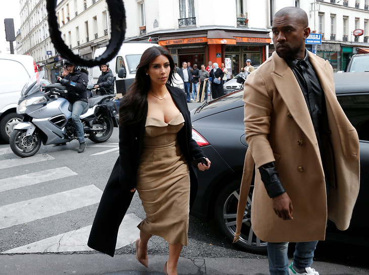 В 2012 году Ким Кардашьян, будучи женой баскетболиста Криса Хамфриса, начала встречаться с рэпером и давним другом Канье Уэстом (на фото)