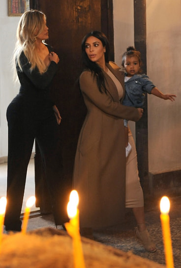 В октябре 2019 года Ким Кардашьян крестилась по армянскому обряду в Эчмиадзинском кафедральном соборе возле Еревана и получила армянское имя Эгине