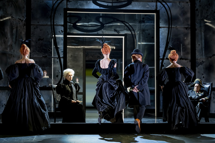 Сцена из спектакля «Скучная история», режиссер Денис Хуснияров