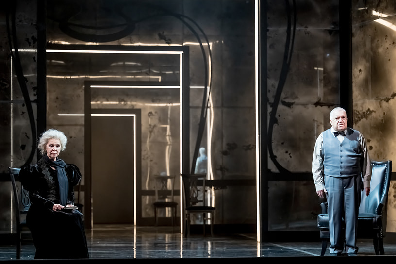 Сцена из спектакля «Скучная история», режиссер Денис Хуснияров