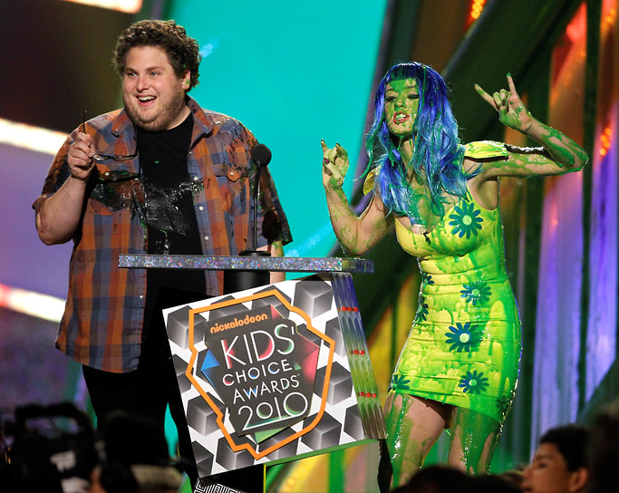 «One of the Boys» также принес Кэти Перри две номинации на «Грэмми» за «Лучшее женское вокальное поп-исполнение»&lt;br>
На фото: с актером Джоной Хиллом на вручении Kids&#39; Choice Awards, 2010 год