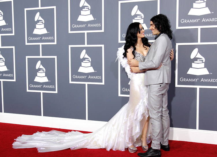 В 2010 году певица вышла замуж за британского комика Рассела Бренда (на фото), однако брак оказался недолговечным — пара развелась через два года 