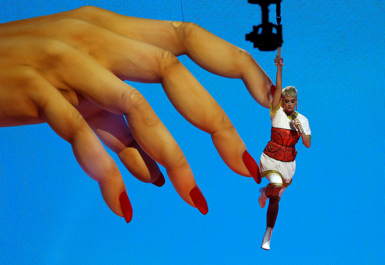 В 2015 и 2018 годах Кэти Перри признавалась самой высокооплачиваемой женщиной-музыкантом в мире, а Billboard назвал ее одной из величайших поп-звезд XXI века