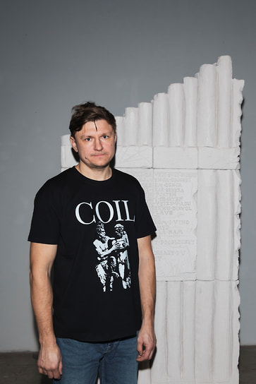 Художник Коля Садовник на выставке «Сад-1630» в пространстве Vladey