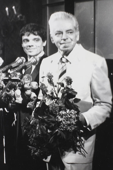 Аркадий Райкин был обладателем множества наград, в том числе был удостоен званий Заслуженный артист РСФСР (1947), Народный артист СССР (1968), получил медаль «За оборону Кавказа»&lt;br>
На фото: с сыном Константином Райкиным, 1981 год