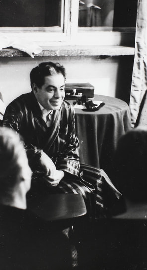 Коллеги и друзья Аркадия Райкина рассказывали, что, несмотря на благосклонность к нему советской власти, во время отдыха артиста часто можно было застать слушающим радиостанцию «Голос Америки» (признана в России иноагентом), которое в то время постоянно прослушивалось