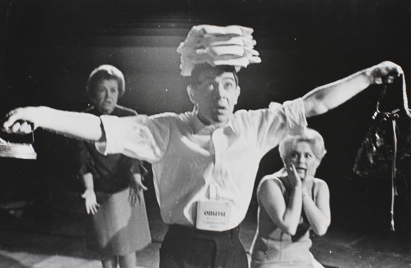 В 1939 году Аркадий Райкин был принят в труппу Ленинградского театра эстрады и миниатюр. Он недолго оставался на вторых ролях — уже спустя три года, в 1942 году, он стал художественным руководителем театра  