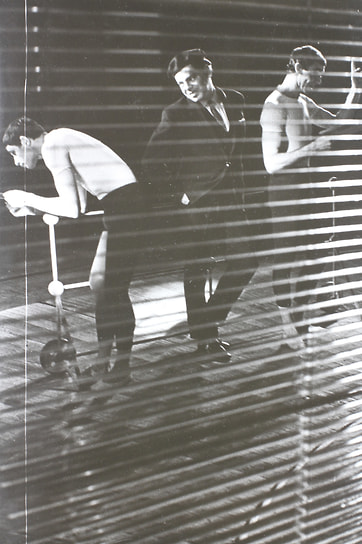 Несмотря на популярность, Райкин мало снимался в кино, зато был известен как эстрадный артист. По телевидению и радио транслировали его театральные программы  «На чашку чая», «Не проходите мимо», «Откровенно говоря»