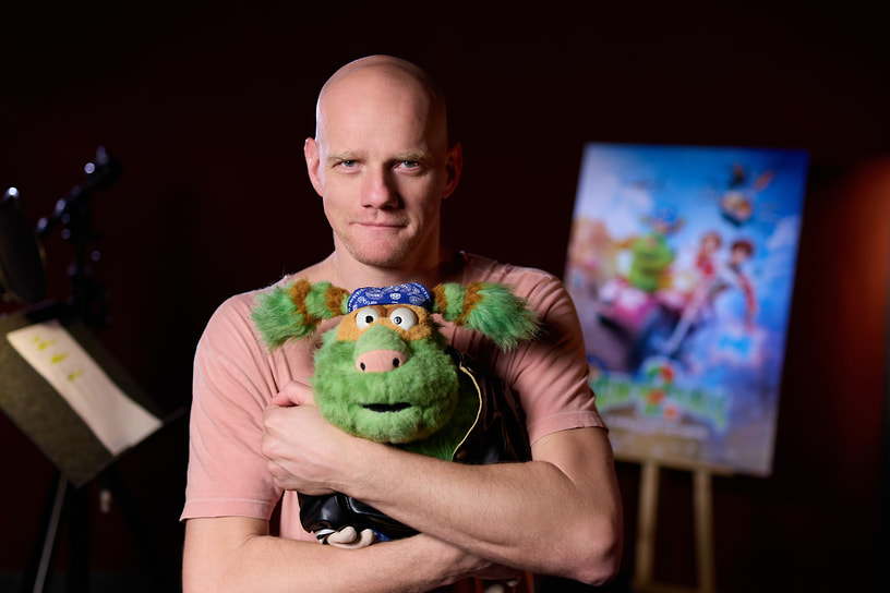 Юрий Колокольников с Финником — главным героем мультфильма