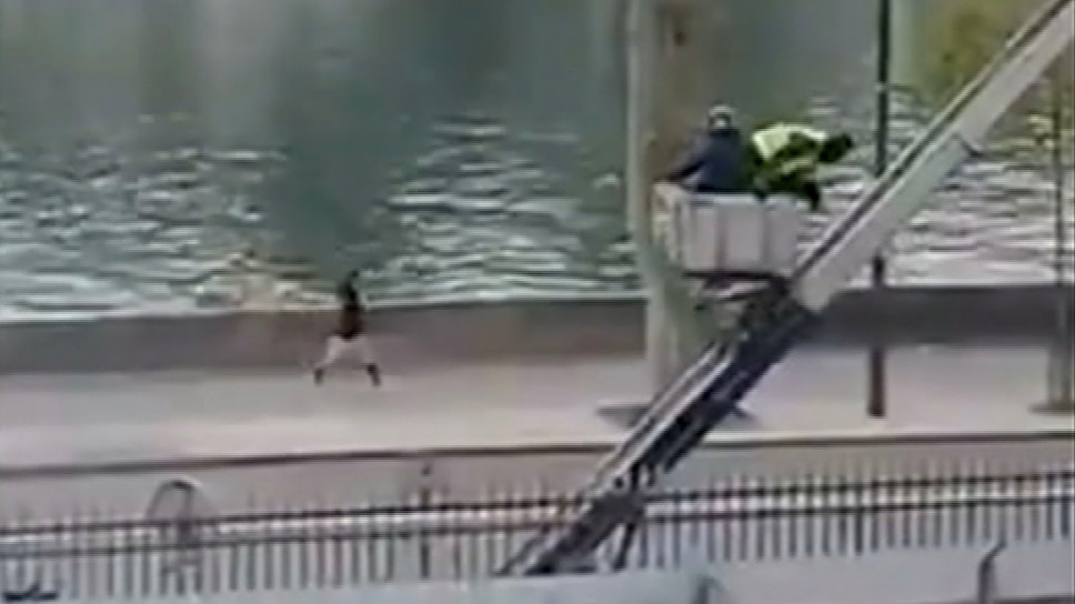 Скриншот из видео, на котором предполагаемые грабители покидают Лувр с похищенными драгоценностями