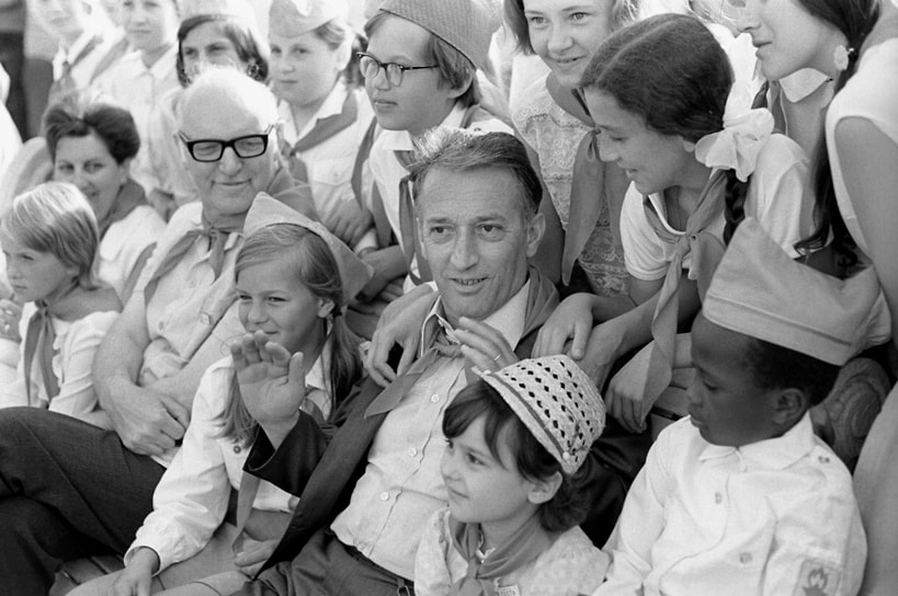 Джанни Родари среди юных зрителей на VIII Московском международном кинофестивале, 1973