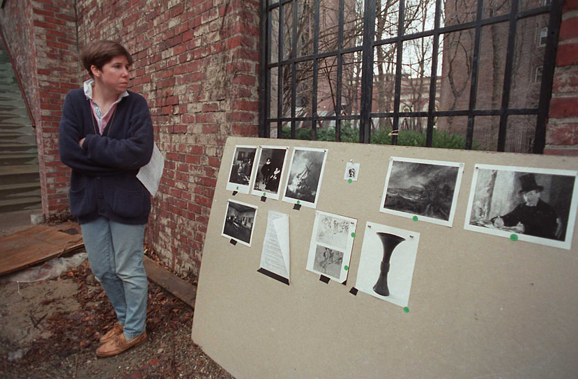 Карен Хаас, исполняющая обязанности куратора музея Изабеллы Стюарт Гарднер в Бостоне, и фотографии украденных произведений искусства на сумму $300 млн, 1990