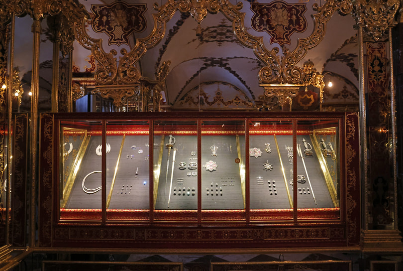 Экспозиция 18 возвращенных драгоценных предметов из дрезденского «Зеленого свода», похищенных в 2019 году