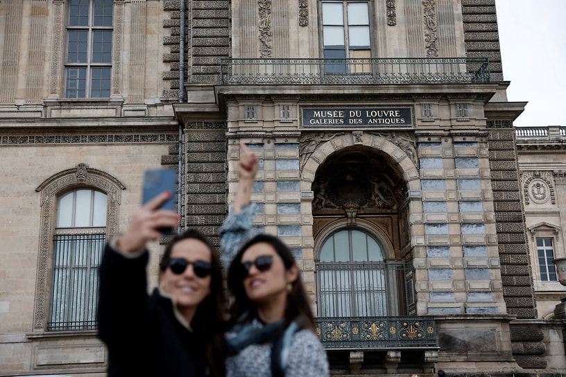 Разбитое окно в Лувре, закрытое щитом, стало объектом для селфи