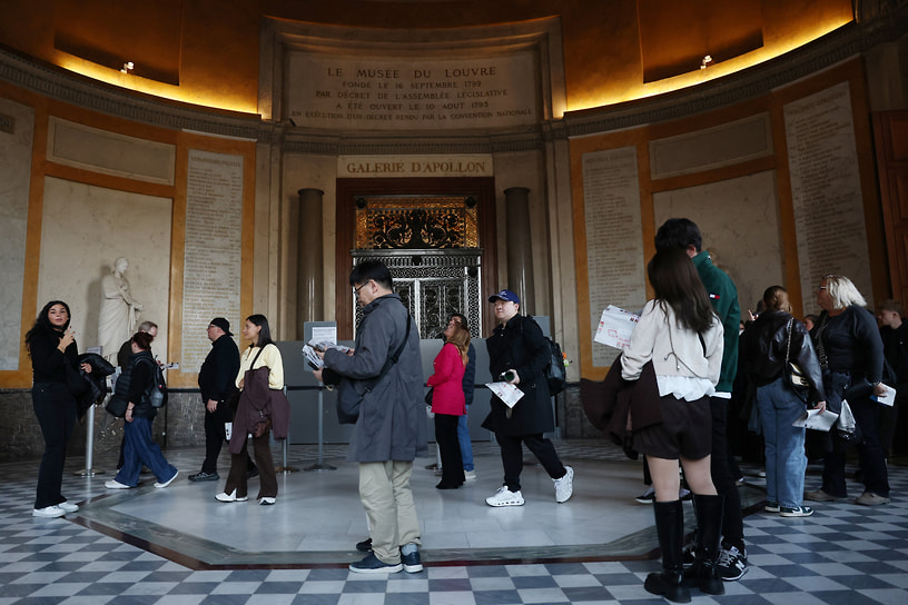 Посетители Лувра на фоне галереи Аполлона, закрытой после ограбления