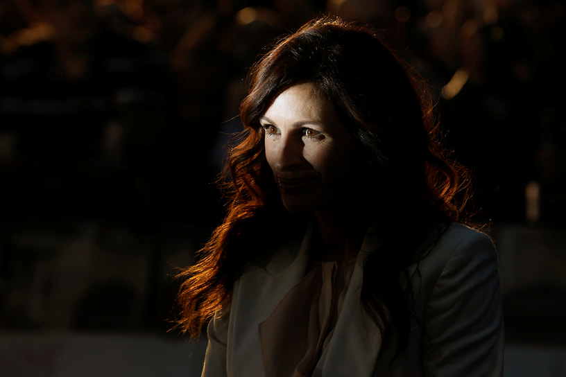 «Я превосходно устроилась. Я богата. Я счастлива. У меня отличная работа. Вокруг меня прекрасные, интересные люди, и я мотаюсь в свое удовольствие по самым удивительным странам»&lt;br>
Американский журнал People пять раз признавал Джулию Робертс самой красивой женщиной года. Она неоднократно возглавляла рейтинги самых богатых актрис. Состояние Джулии Робертс оценивается в $250 млн