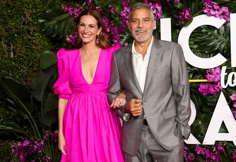 «Благодаря социальным сетям наше лицо все время на виду. Вы не можете избежать этого в обществе, которое постоянно говорит: сфотографируй себя, сфотографируй себя, сфотографируй себя еще раз. Я помню, как впервые сделала селфи. Я сидела на пляже, на многие километры не было ни души. Я сделала около трех или четырех своих фотографий, и чувствовала себя так глупо... Я не знаю своих углов. Я не знаю своей лучшей позы. Я даже не знаю, как сказать все то, чего я не знаю»