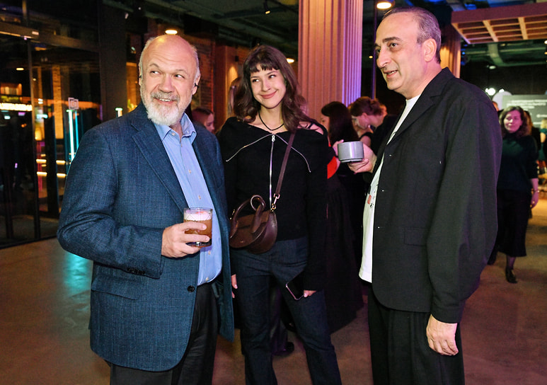 Председатель совета директоров «Компании развития общественных связей» Сергей Зверев (слева) и соучредитель фонда «Друзья», почетный член Ассоциации содействия развитию Московской школы управления «Сколково» Гор Нахапетян (справа) на вручении премии интеллектуального волонтерства ProCharity