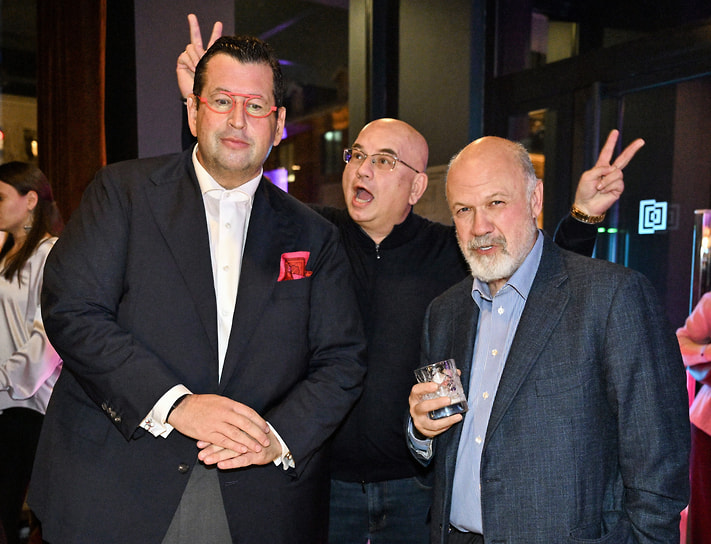 Слева направо: предприниматель, сооснователь благотворительного фонда «Друзья» Ян Яновский, член совета директоров «Яндекс» Александр Ивлев и председатель совета директоров «Компании развития общественных связей» Сергей Зверев на вручении премии интеллектуального волонтерства ProCharity