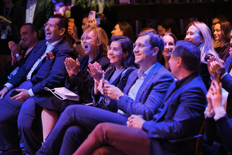 Предприниматель, сооснователь благотворительного фонда «Друзья» Ян Яновский (второй слева), соучредитель, председатель правления фонда «Друзья» Оксана Разумова (в центре) и журналист Алена Долецкая на вручении премии интеллектуального волонтерства ProCharity