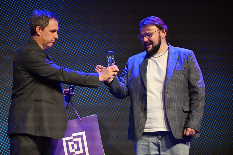 Генеральный директор АО «Кибердом» Сергей Калмыков (слева) на вручении премии интеллектуального волонтерства ProCharity