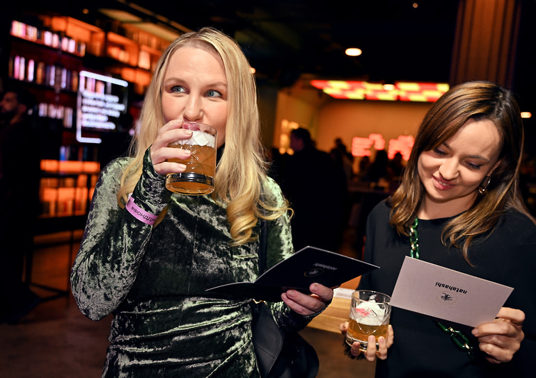 Режиссер Валерия Гай-Германика (слева) на вручении премии интеллектуального волонтерства ProCharity