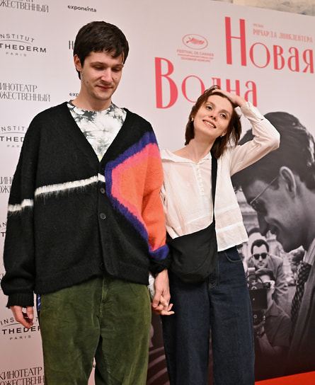 Актеры Кузьма Котрелев и Дарья Котрелева на премьере фильма «Новая волна» в кинотеатре «Художественный» 