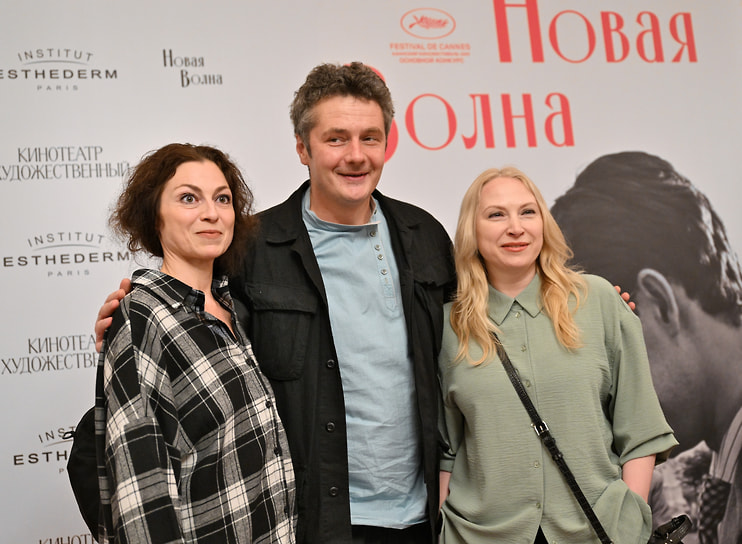 Главный редактор портала «Фильм Про», ведущий программы «Индустрия кино» Иван Кудрявцев (в центре) на премьере фильма «Новая волна» в кинотеатре «Художественный» 